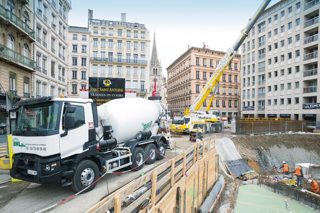 Renault Trucks consegna un C8x4 Tridem a BML, azienda specializzata nel calcestruzzo