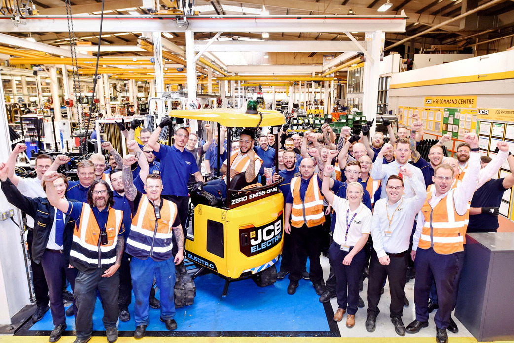 Consegnati i primi 50 esemplari del mini escavatore elettrico JCB
