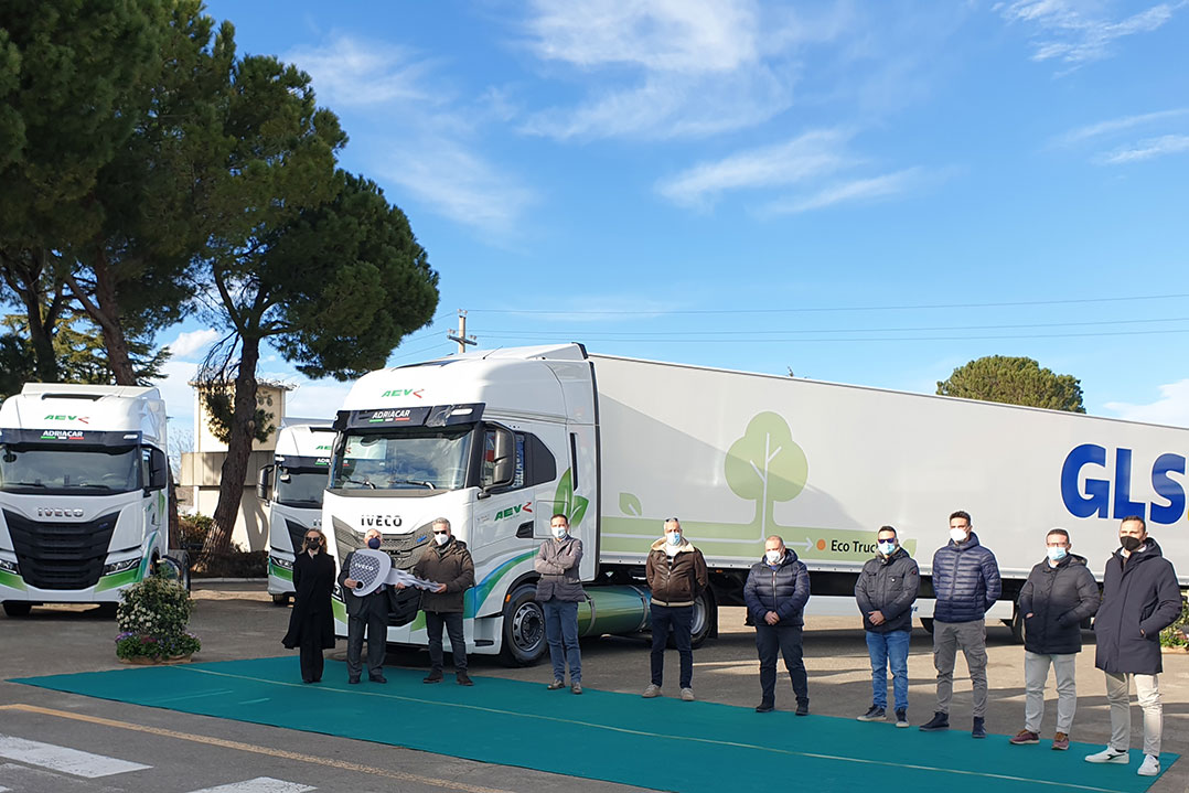 AEV rinnova la fiducia nella sostenibilità con altri 15 IVECO S-WAY LNG per il trasporto merci