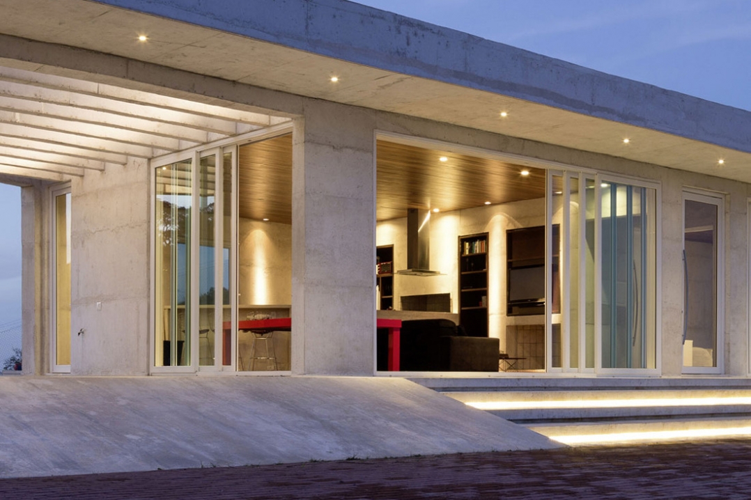 Valorizzare gli edifici con facciate di design con il nuovo sistema scorrevole High-Design Slide di Rehau