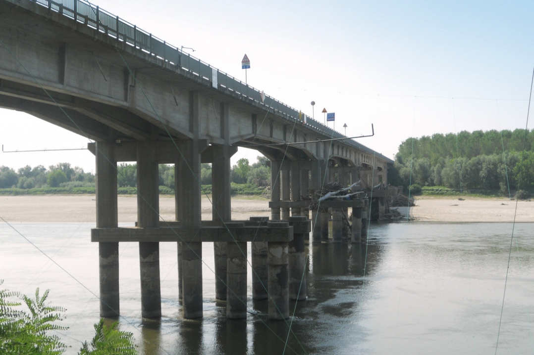 Via ai lavori del ponte sul Po a Boretto