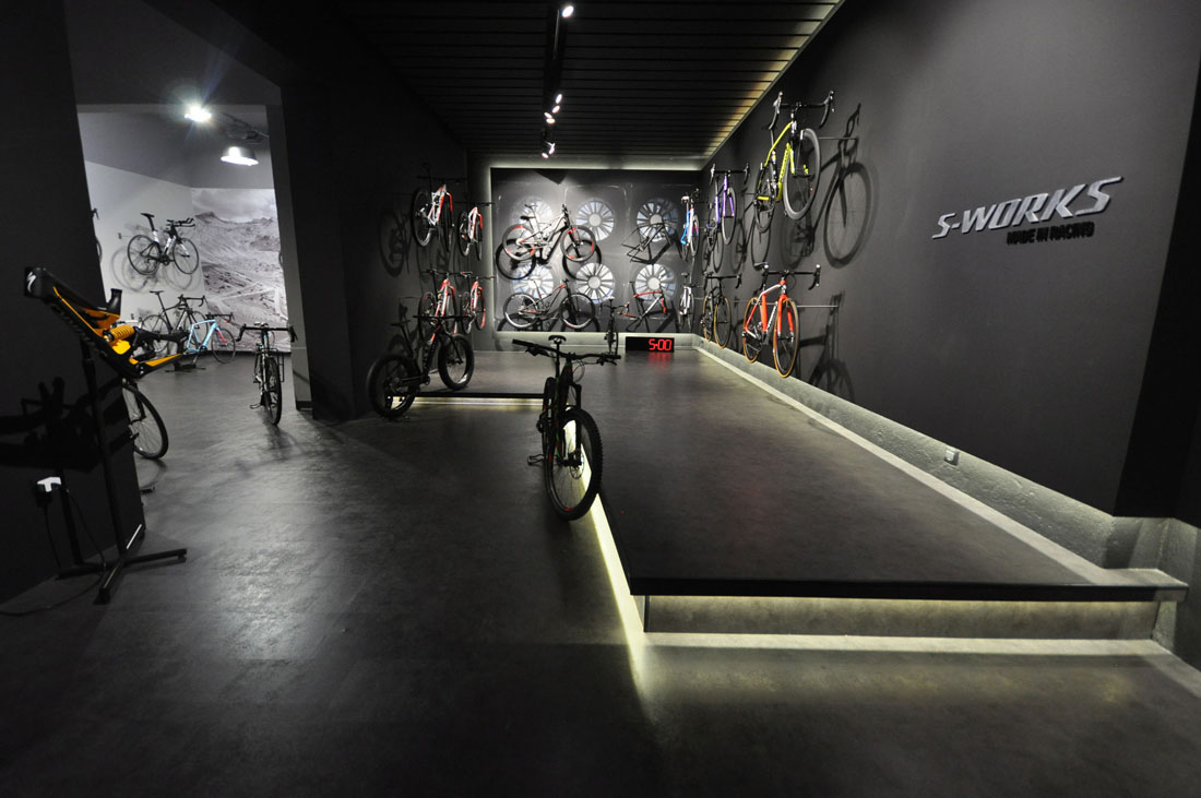 Pavimentazione Mabos per uno show-room a Milano Eleganza senza freni