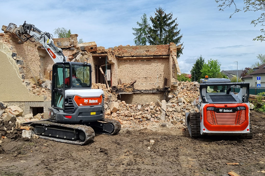 La nuova pala e il nuovo escavatore Bobcat demoliscono un edificio in 2 soli giorni