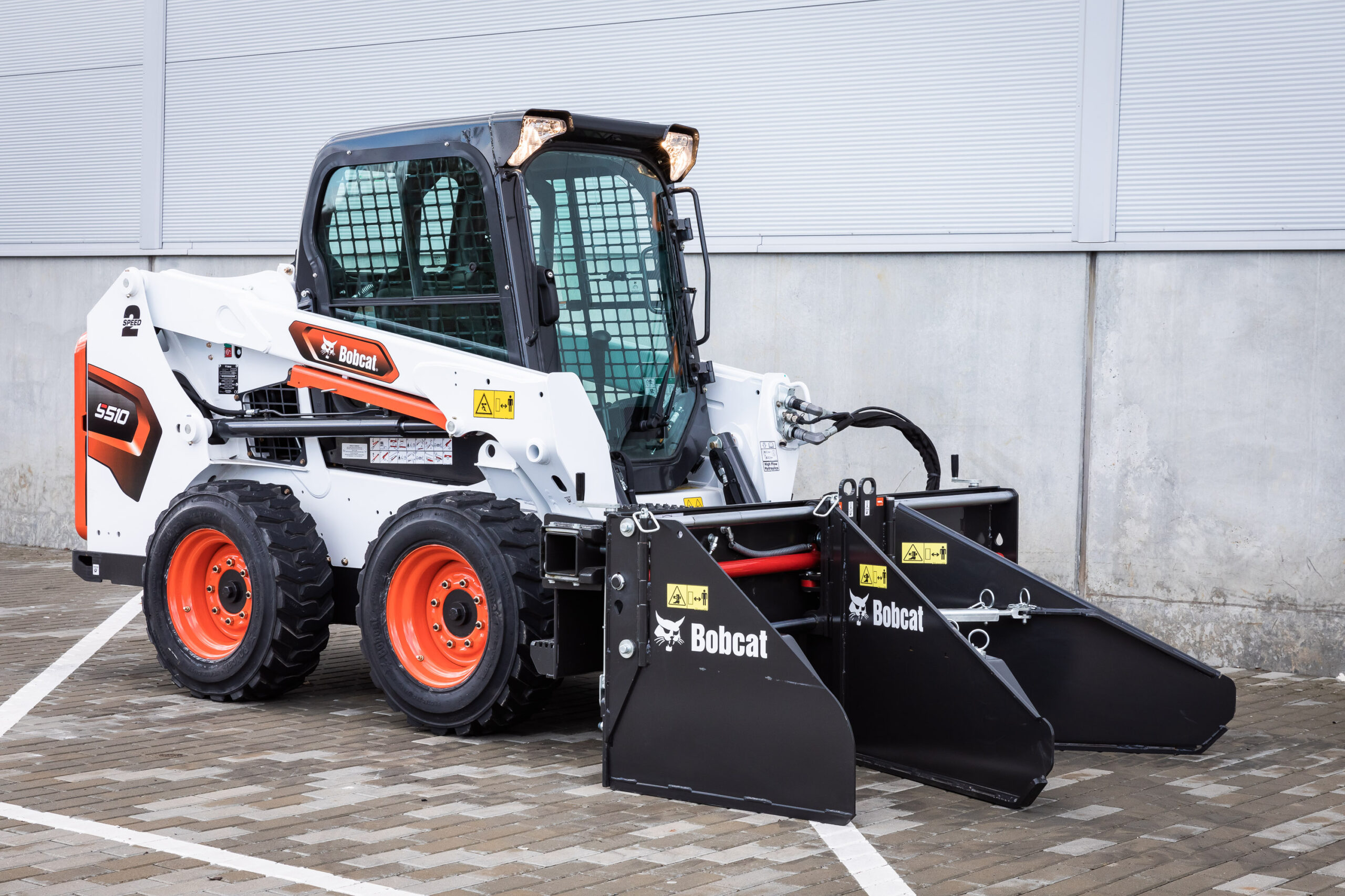 Nuovo accessorio Bobcat: stendi asfalto e materiale di risulta
