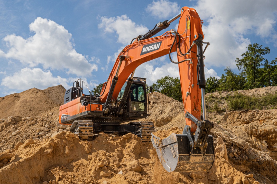 Nuovo escavatore Stage V Doosan DX420LC-7  ai vertici della categoria
