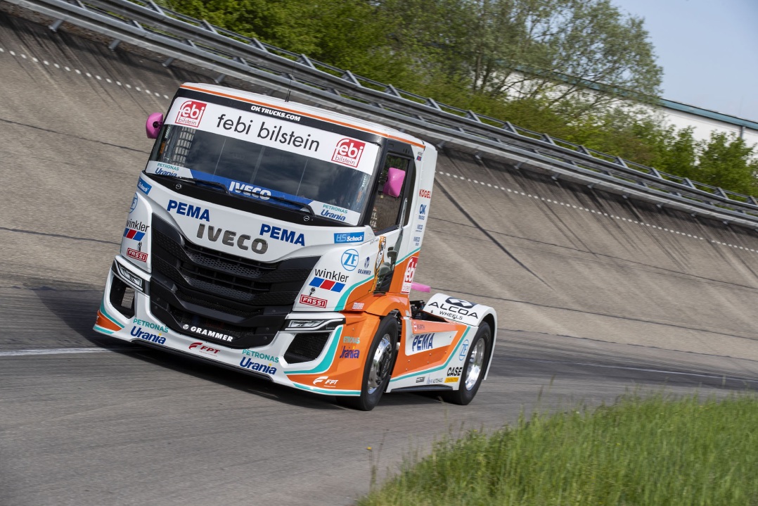 IVECO presenta i nuovi camion da competizione IVECO S-WAY R
