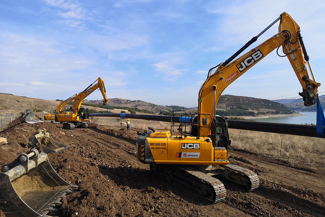 Quattro escavatori cingolati JCB JS220 NLC per la posa di un metanodotto