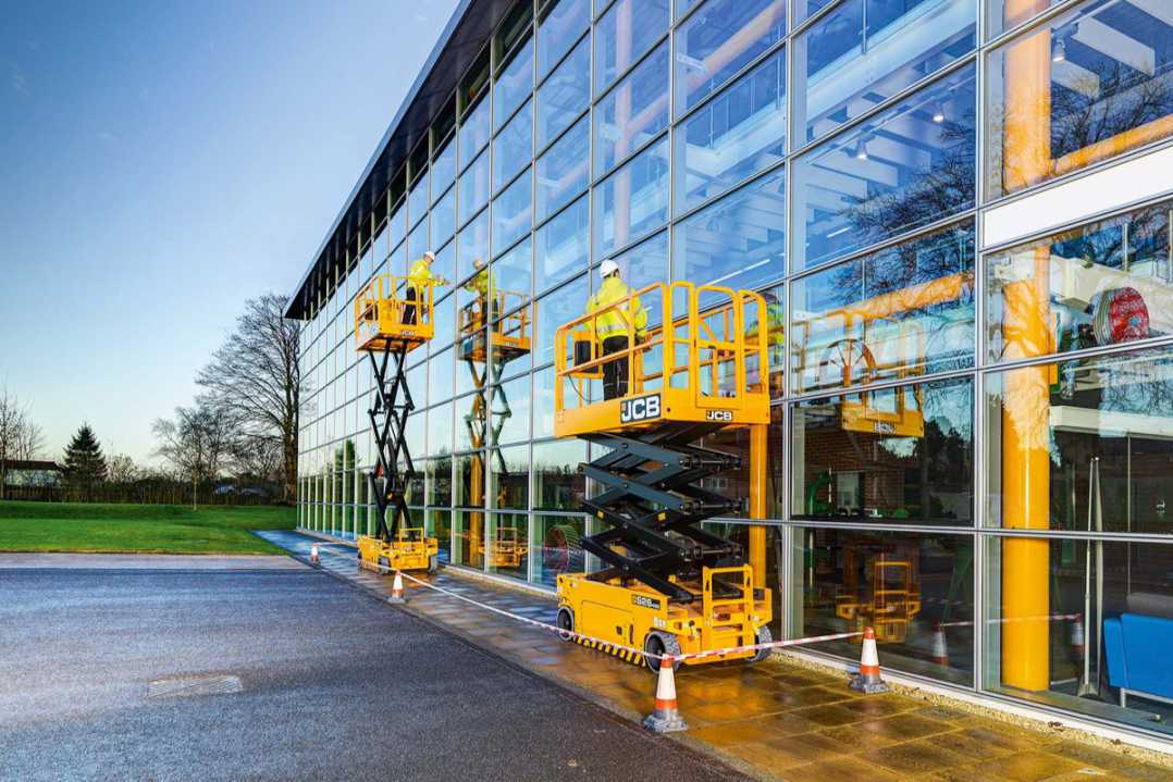 La nuova gamma JCB di piattaforme a pantografo elettriche