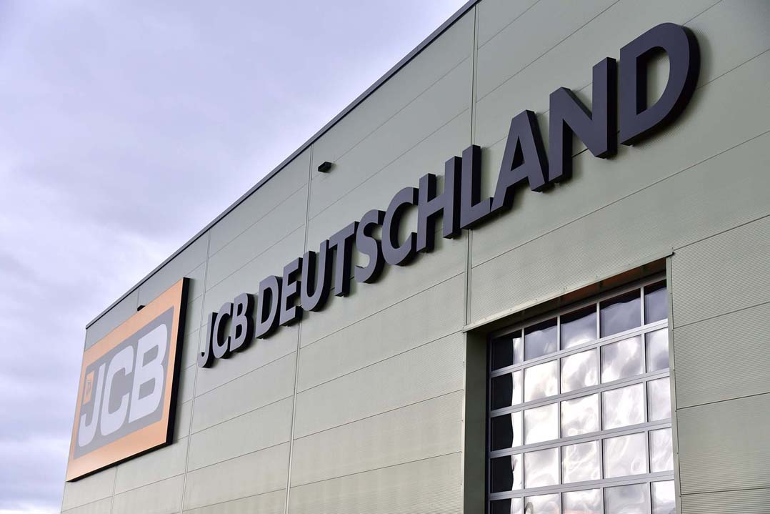 Lord Bamford inaugura la nuova sede JCB in Germania