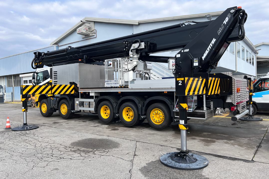 Consegnata a Boer B.V. la prima piattaforma autocarrata telescopica MJ700 con sistema ibrido