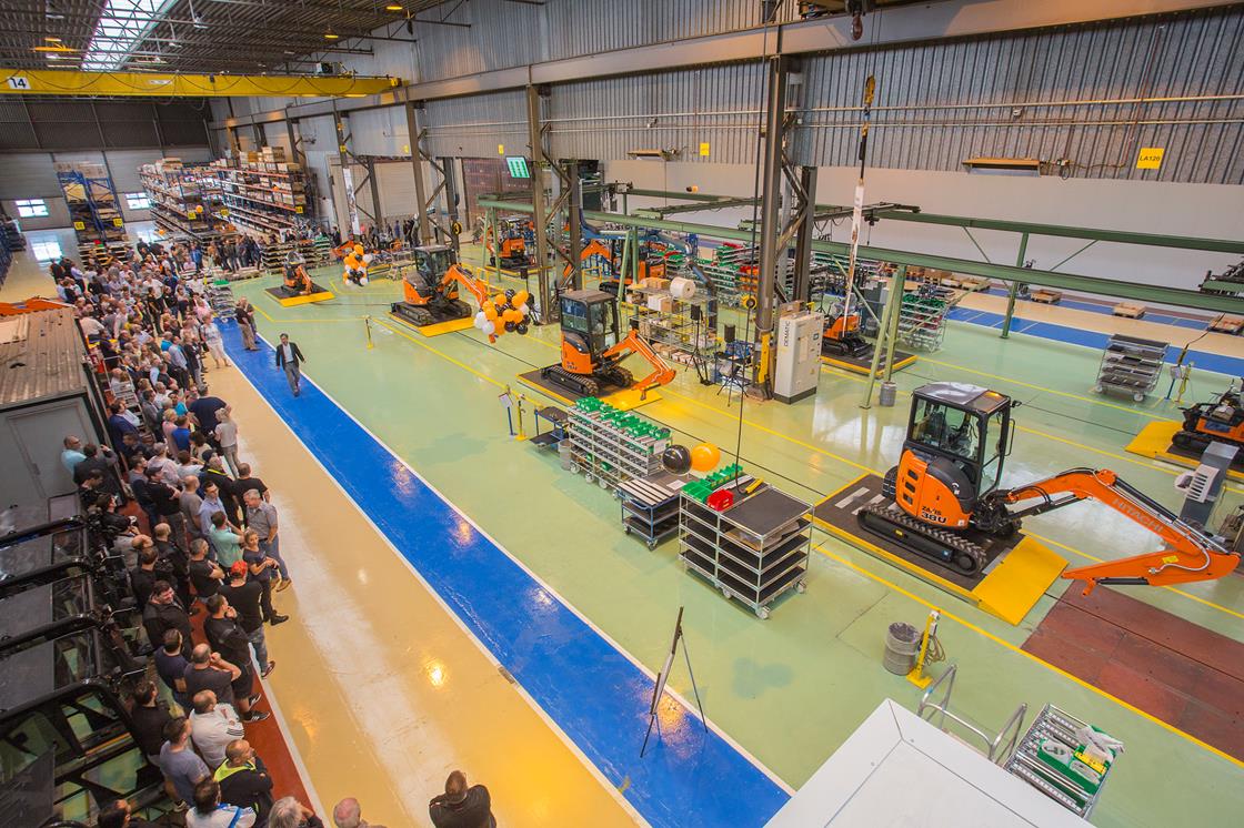 Maggiore efficienza per Hitachi nel rinnovato stabilimento di mini escavatori in Europa