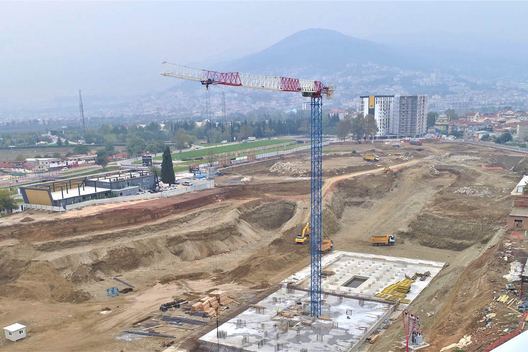 Gru a torre Raimondi nella Downtown di Bursa in Turchia
