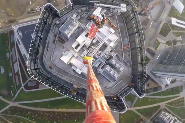 CityLife: spettacolare montaggio di una gru Liebherr 85 EC-B sulla torre Hadid a Milano