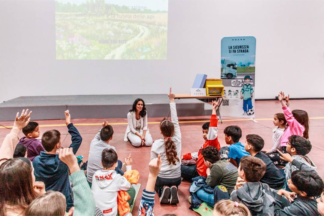 Torna “Stop Look Wave”: il progetto di Volvo Trucks per insegnare ai bambini a muoversi in sicurezza