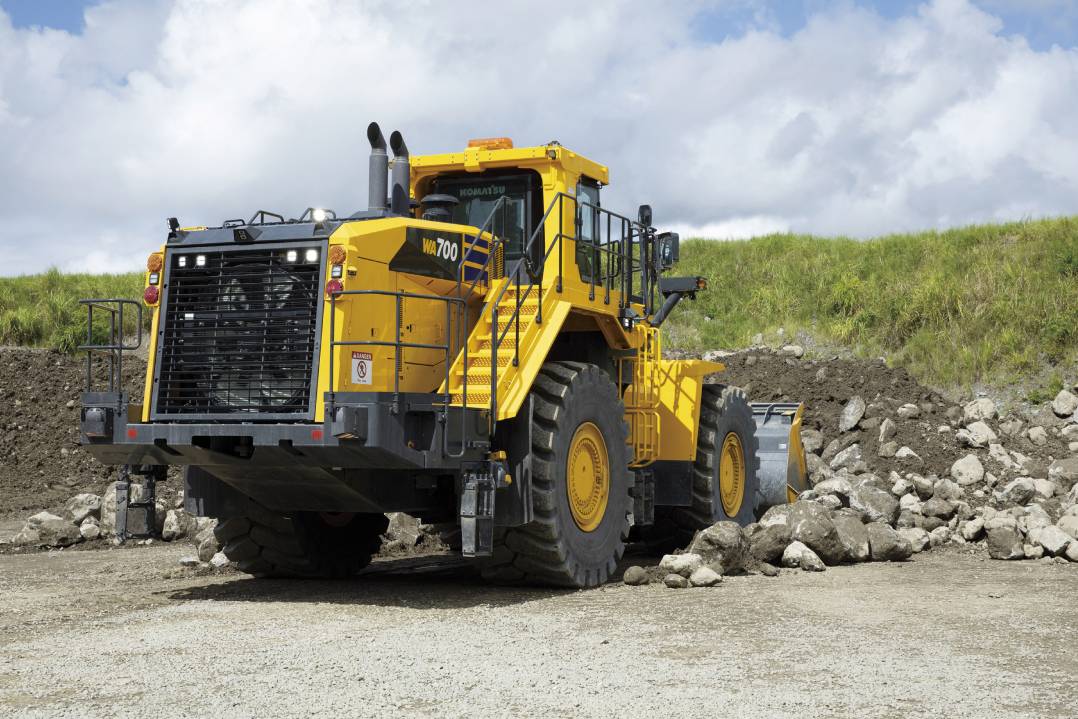 Komatsu Europe presenta la nuova pala gommata WA700-8