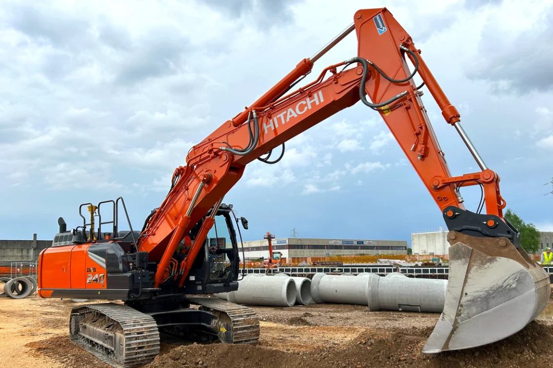 L’escavatore cingolato ZX240N-7 al lavoro alle porte di Udine