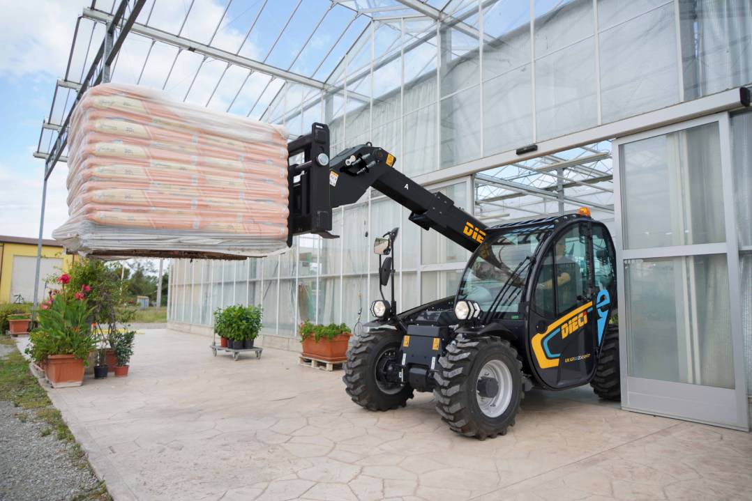 Sollevatori telescopici full electric: nasce la gamma compatta e-Smart