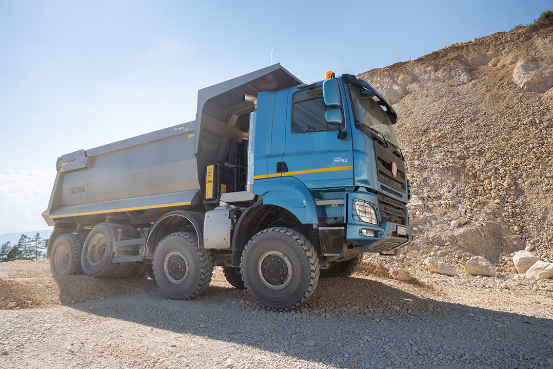 Il Tatra Phoenix R46 con trasmissione Allison protagonista  di un test drive in cava
