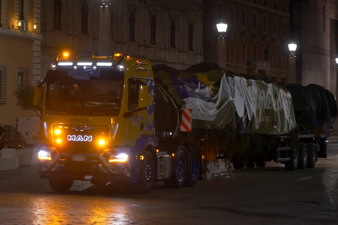 Un MAN TGS ha trasportato dal Trentino a Piazza San Pietro in Vaticano l’albero di Natale del Papa