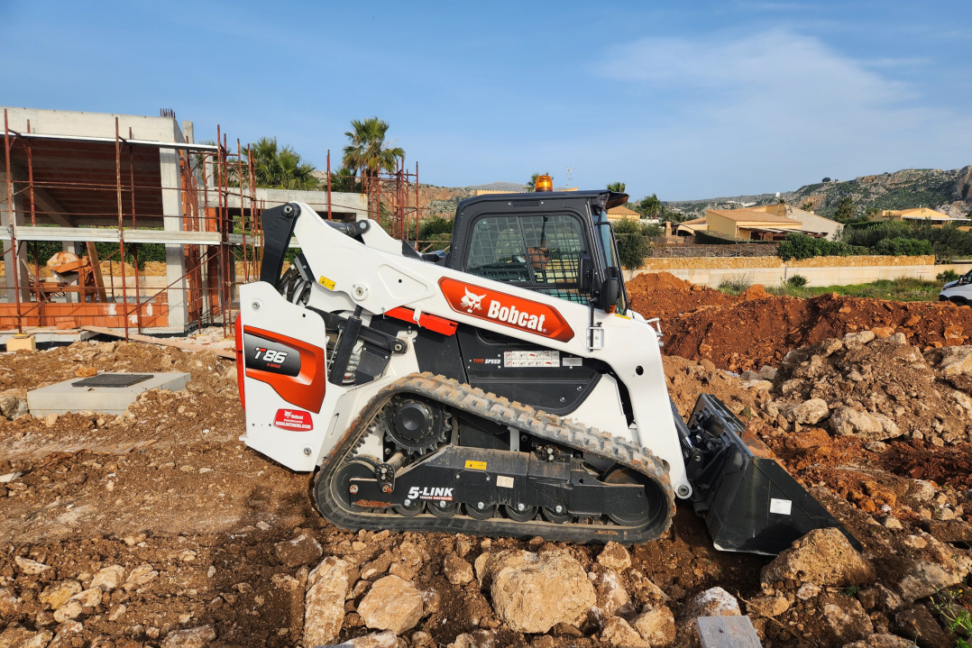 La potenza di Bobcat tra delle rocce siciliane