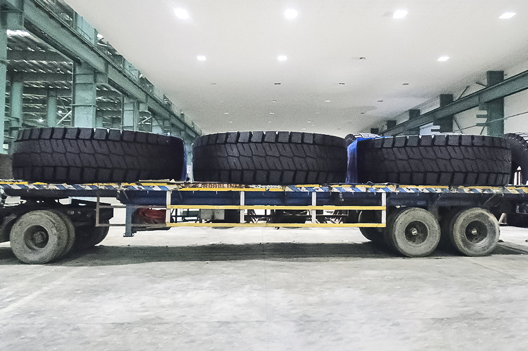 42 pneumatici giganti EARTHMAX SR 468  di BKT destinati alla miniera SECL