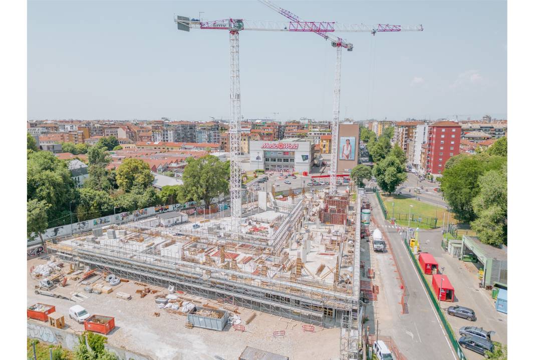 Due gru a torre flat-top Raimondi per un prestigioso progetto a Milano