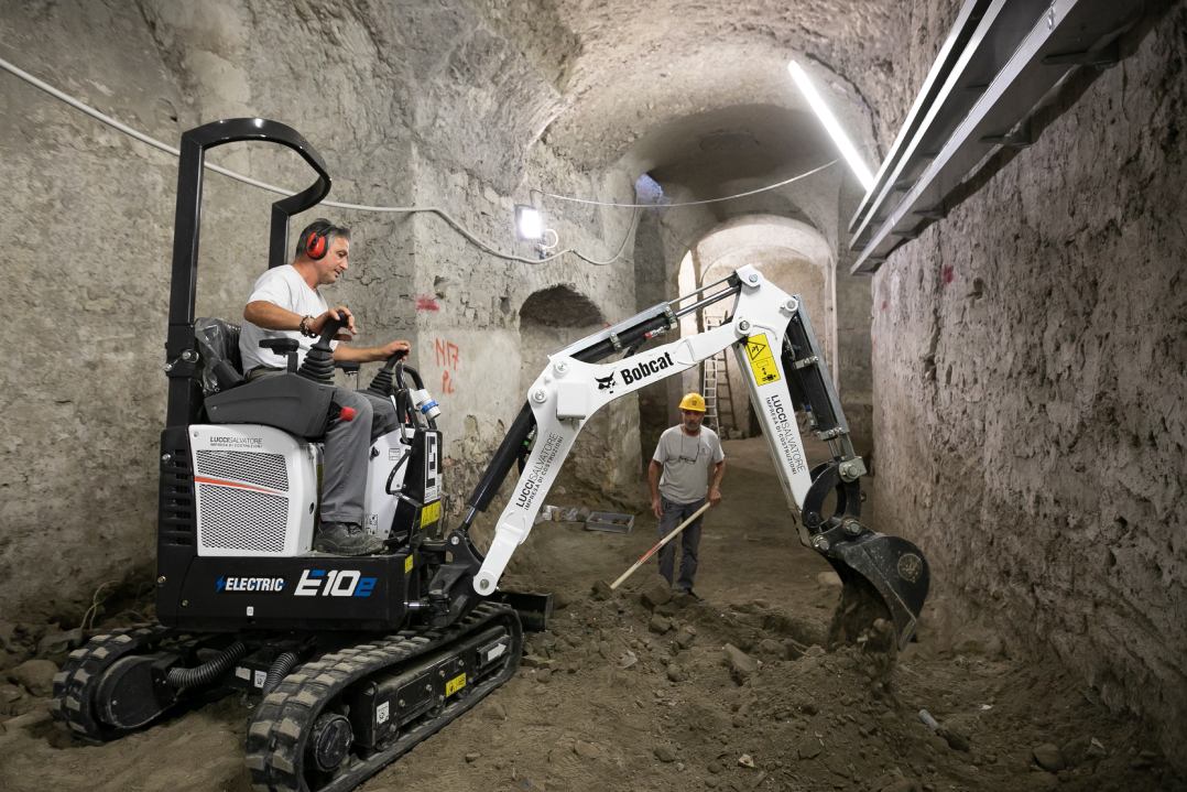 Miniescavatore elettrico Bobcat alla scoperta della Napoli sotterranea