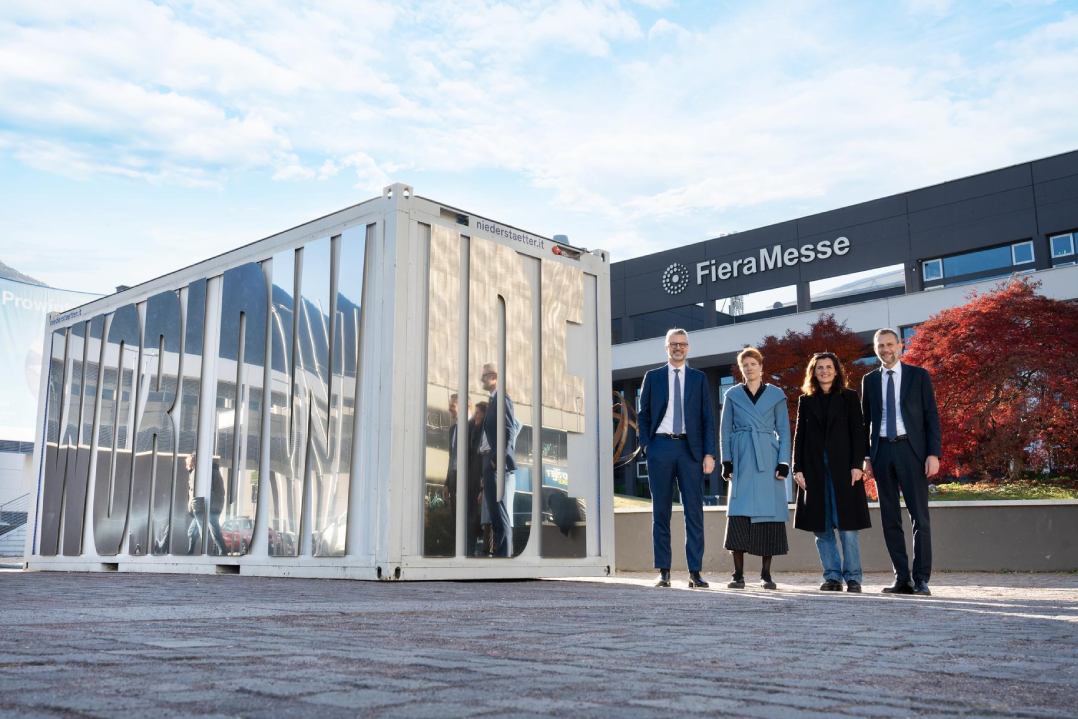 Un artcontainer alla fiera di Bolzano: così Niederstätter promuove il dialogo