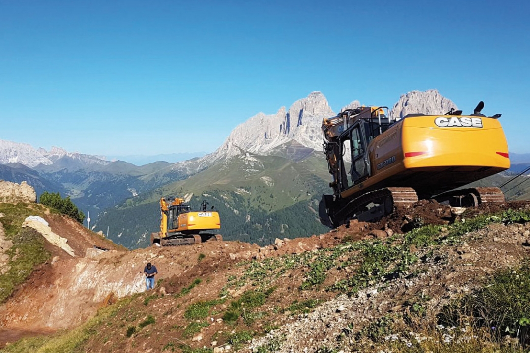Due escavatori CASE Serie D al lavoro al Pordoi
