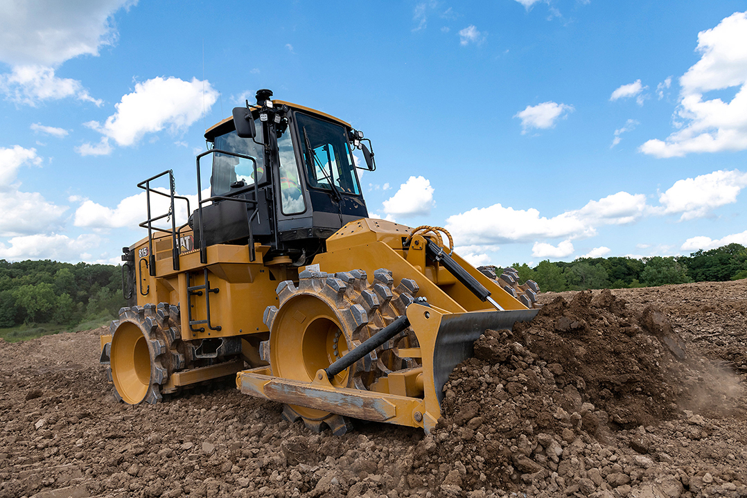 Il nuovo compattatore per terreno Cat 815