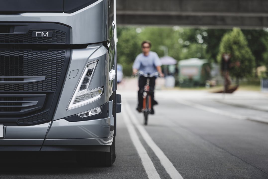 Volvo Trucks lancia sistemi di sicurezza di nuova generazione per proteggere pedoni e ciclisti