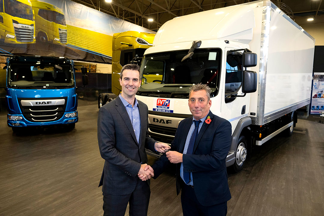 Il primo DAF LF equipaggiato con la nuova trasmissione PACCAR è stato consegnato