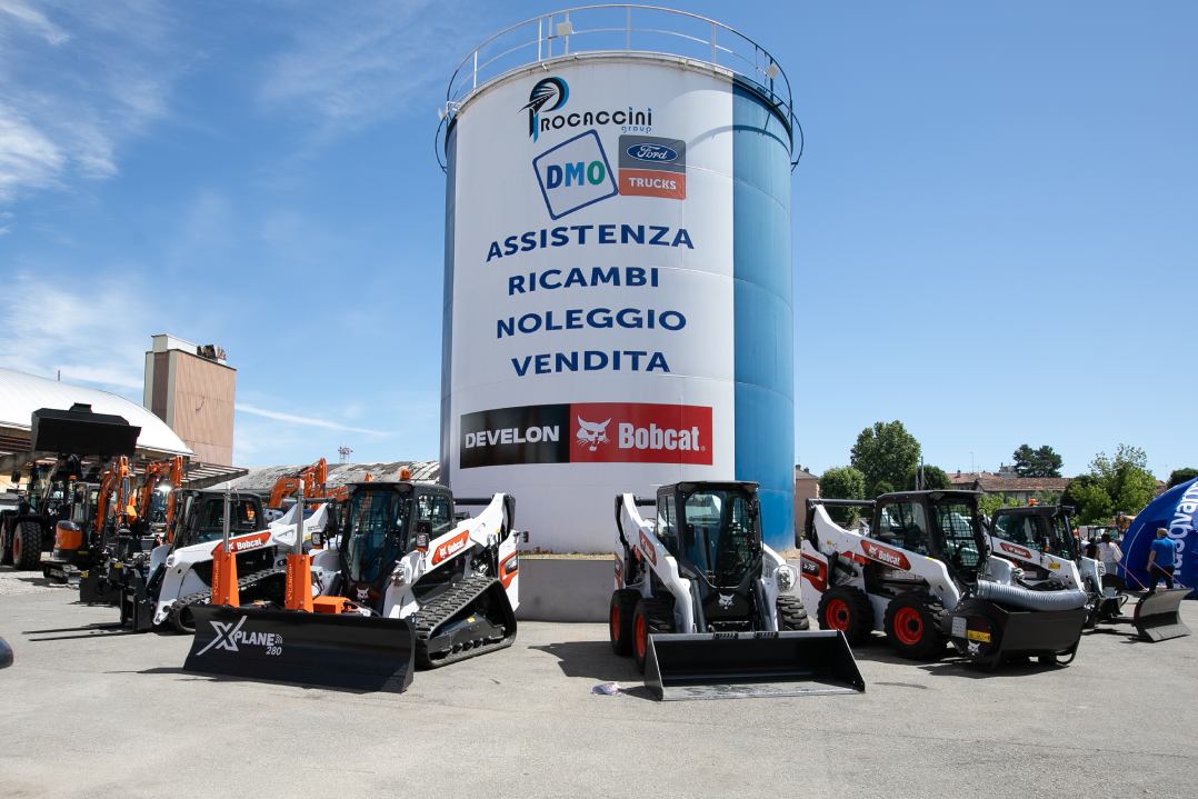 DMO apre le porte alla sede di Milano: a Melegnano in mostra le novità BOBCAT e DEVELON
