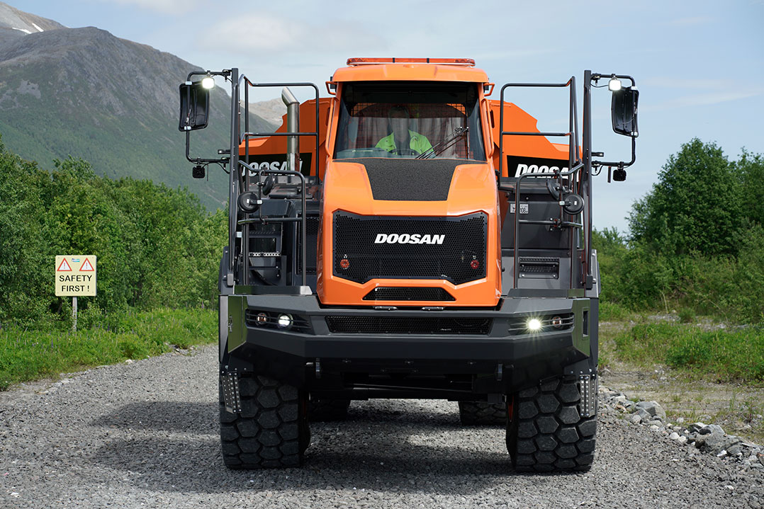 Doosan presenterà al Bauma 2022 il suo nuovo dumper articolato 4×4 DA45-7