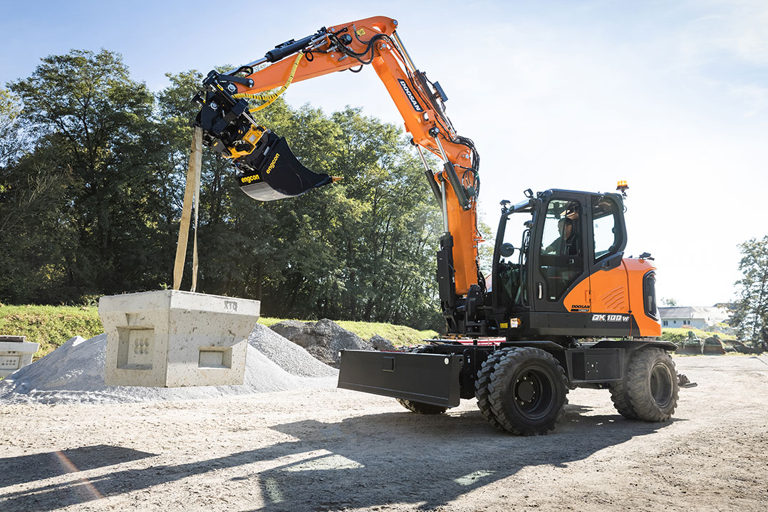 Nuovo escavatore gommato Doosan DX100W-7 per cantieri urbani