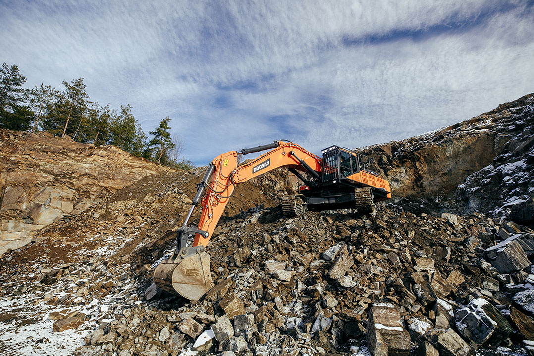 Nuove caratteristiche/opzioni per gli escavatori cingolati pesanti Doosan