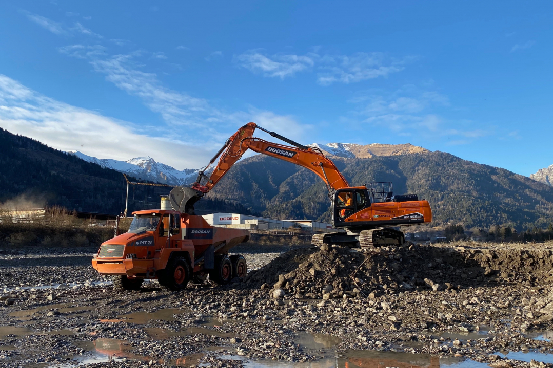 Il letto del Torrente But si tinge di arancione Doosan