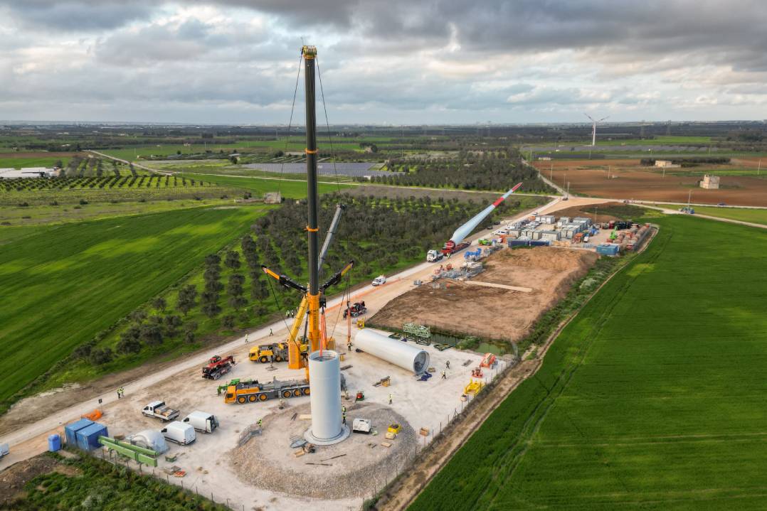 Due trattori ASTRA HD9 trasportano le pale del nuovo parco eolico «Mondo Nuovo» a Brindisi