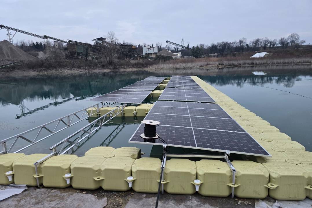 Iniziativenergetiche realizza uno dei primi impianti flottanti in Italia
