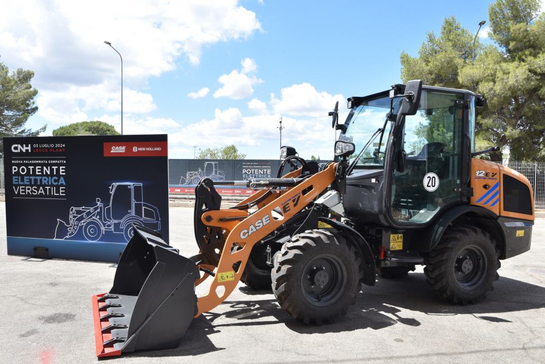 CNH inaugura a Lecce la linea di produzione della pala gommata compatta elettrica