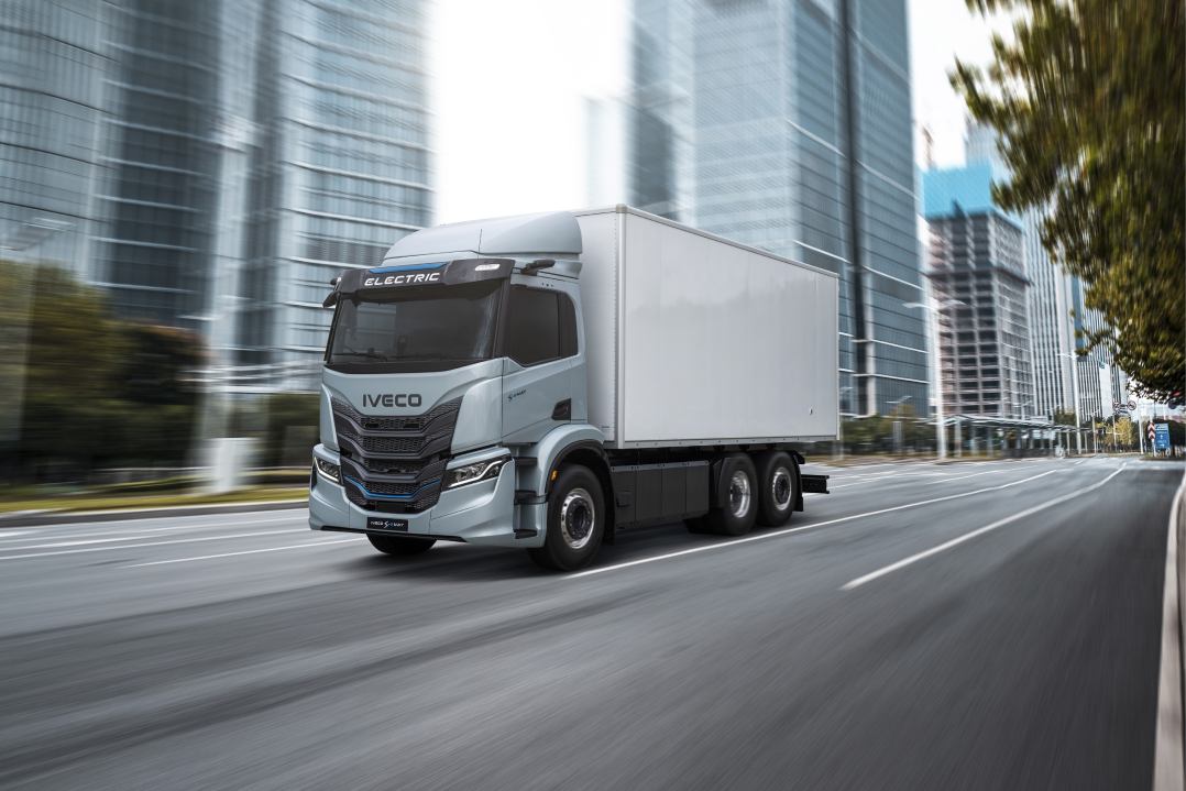 IVECO espande la propria gamma pesante dedicata alla mobilità elettrica con il nuovo IVECO S-eWay cabinato