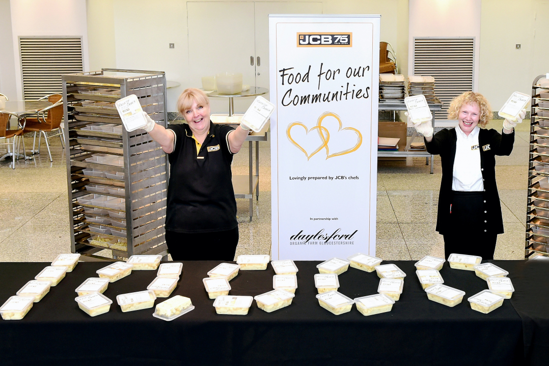 JCB serve il pasto per i soggetti più deboli e bisognosi