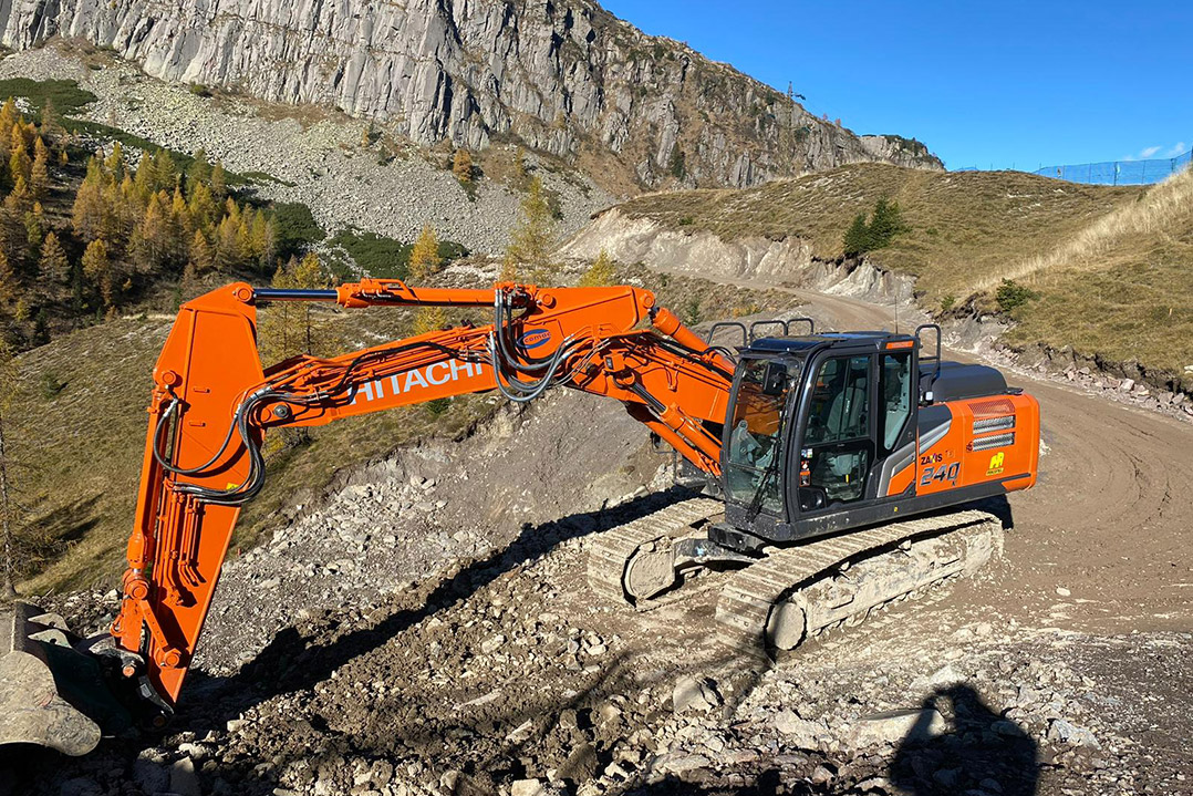 HCME ITALIA lassù sulle montagne: l’escavatore cingolato ZX240N tra Passo Rolle e Val di Fiemme
