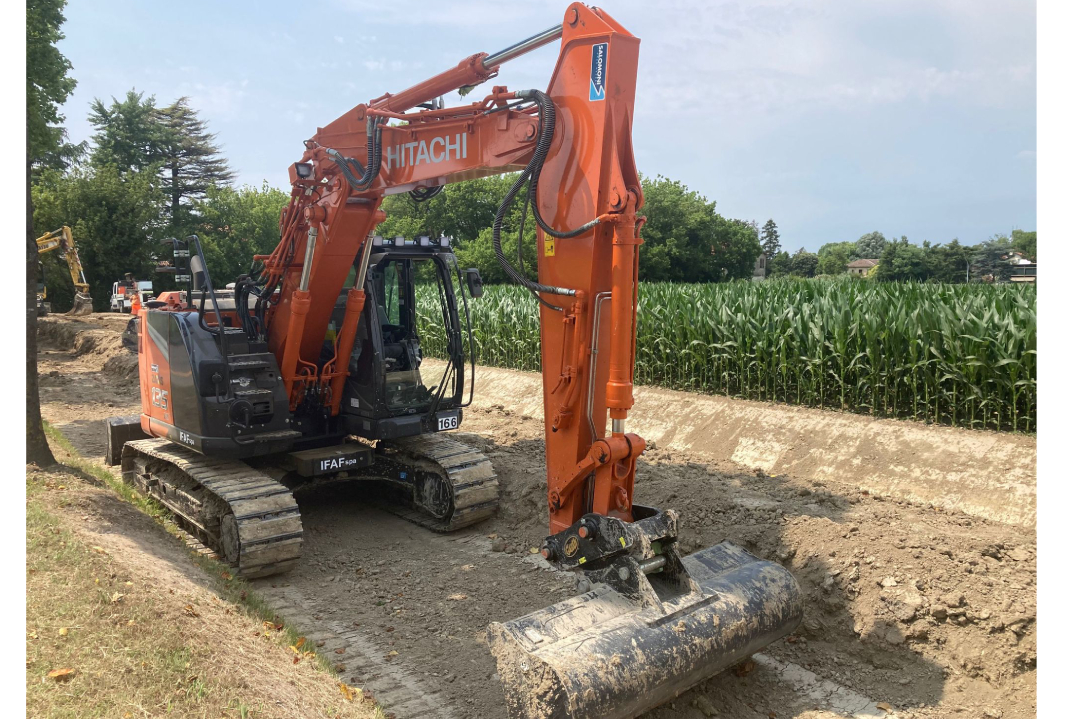 Salomoni consegna a IFAF il nuovo escavatore cingolato Hitachi ZX135US-7 triplice