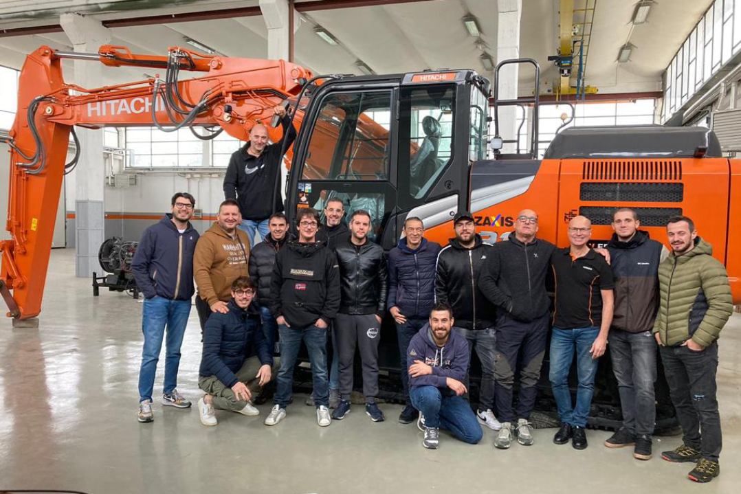 I tecnici della reta dealer a lavoro degli escavatori cingolati della serie Zaxis 7