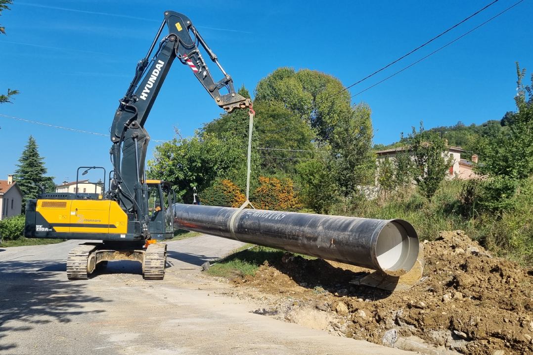 Da escavatore a posa tubi: la versatilitá del modello Hyundai HX210ANL