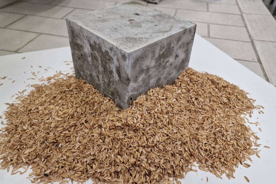 Pietra piasentina e lolla di riso per ridurre l’anidride carbonica nella produzione di materiali edili
