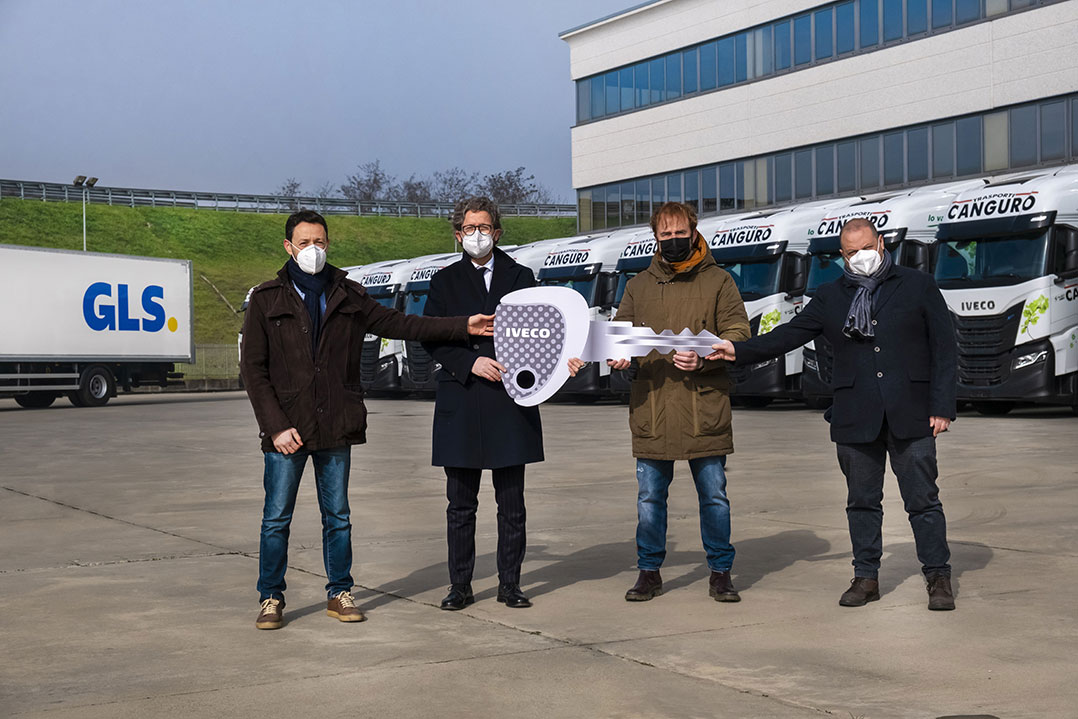 IVECO consegna 20 IVECO S-WAY 2LNG a Canguro SpA per il trasporto conto terzi