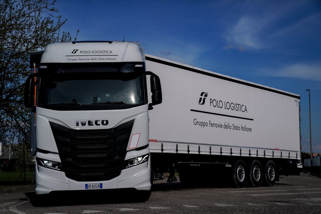 IVECO: consegnati al Polo Logistica FS 10 nuovi IVECO S-Way alimentabili ad HVO