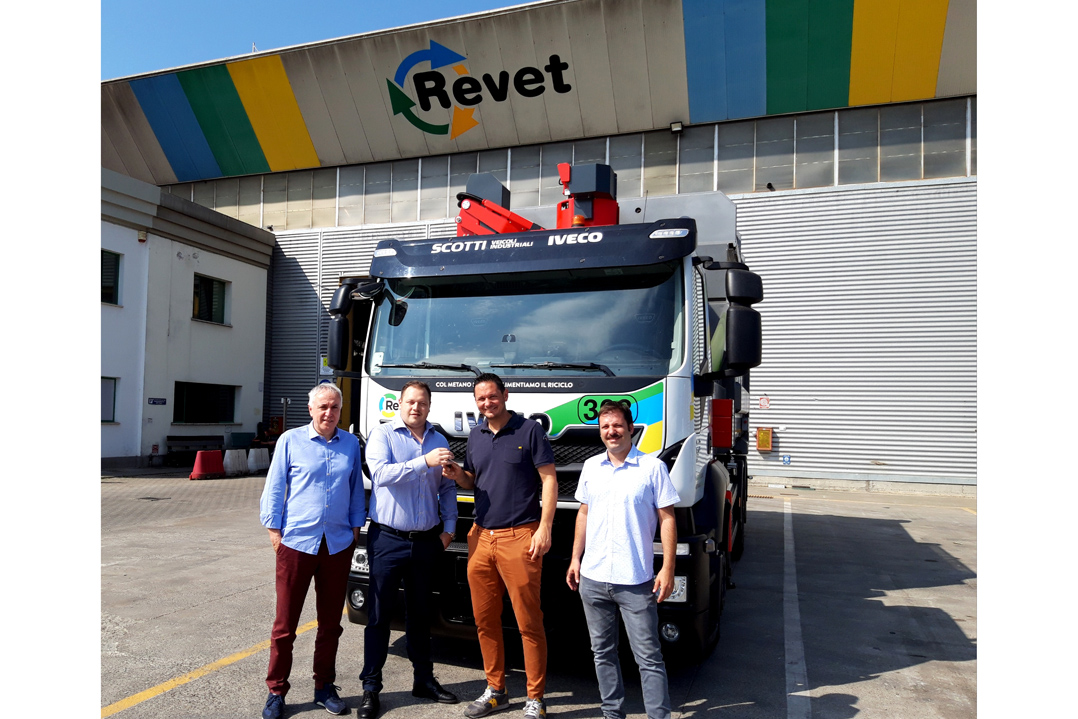 IVECO consegna il primo Stralis a gas naturale alla Revet SpA